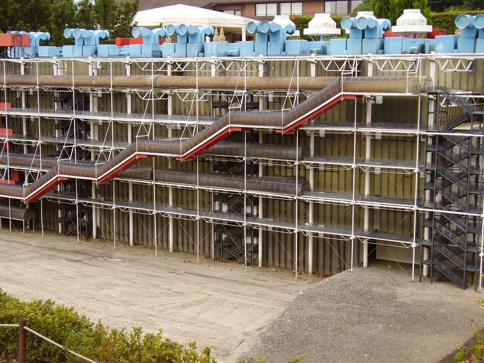 Ilustracja przedstawia Narodowe Centrum Sztuki i Kultury w Paryżu. Budynek otoczony jest stalowymi rusztowaniami.