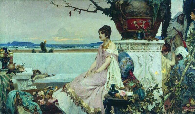 Ilustracja przedstawia kobietę w zwiewnej sukni. Kobieta ma chustę na ramionach. Ławkę na której siedzi kobieta otaczają kwiaty i rośliny.  Z boku po prawej rozmawia grupa ludzi. Za kobietą w tle, rozciąga się piękny widok na morze oraz pasmo górskie znajdujące się w oddali.