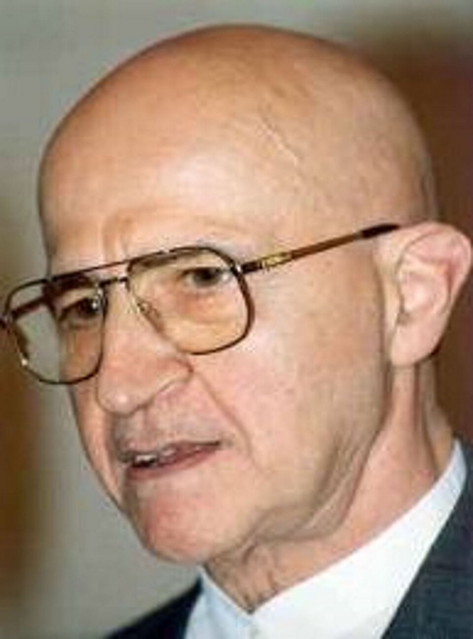 Ilustracja przedstawia - Francuz Alfred Tomatis wykazał on, że ucho jest organem, który oprócz funkcji słyszenia, jest w stanie doładować korę mózgową energią elektryczną. Starszy, łysy mężczyzna, który nosił okulary. Na zdjęciu ma lekko uchylone usta. Wyraz twarzy ma spokojny.