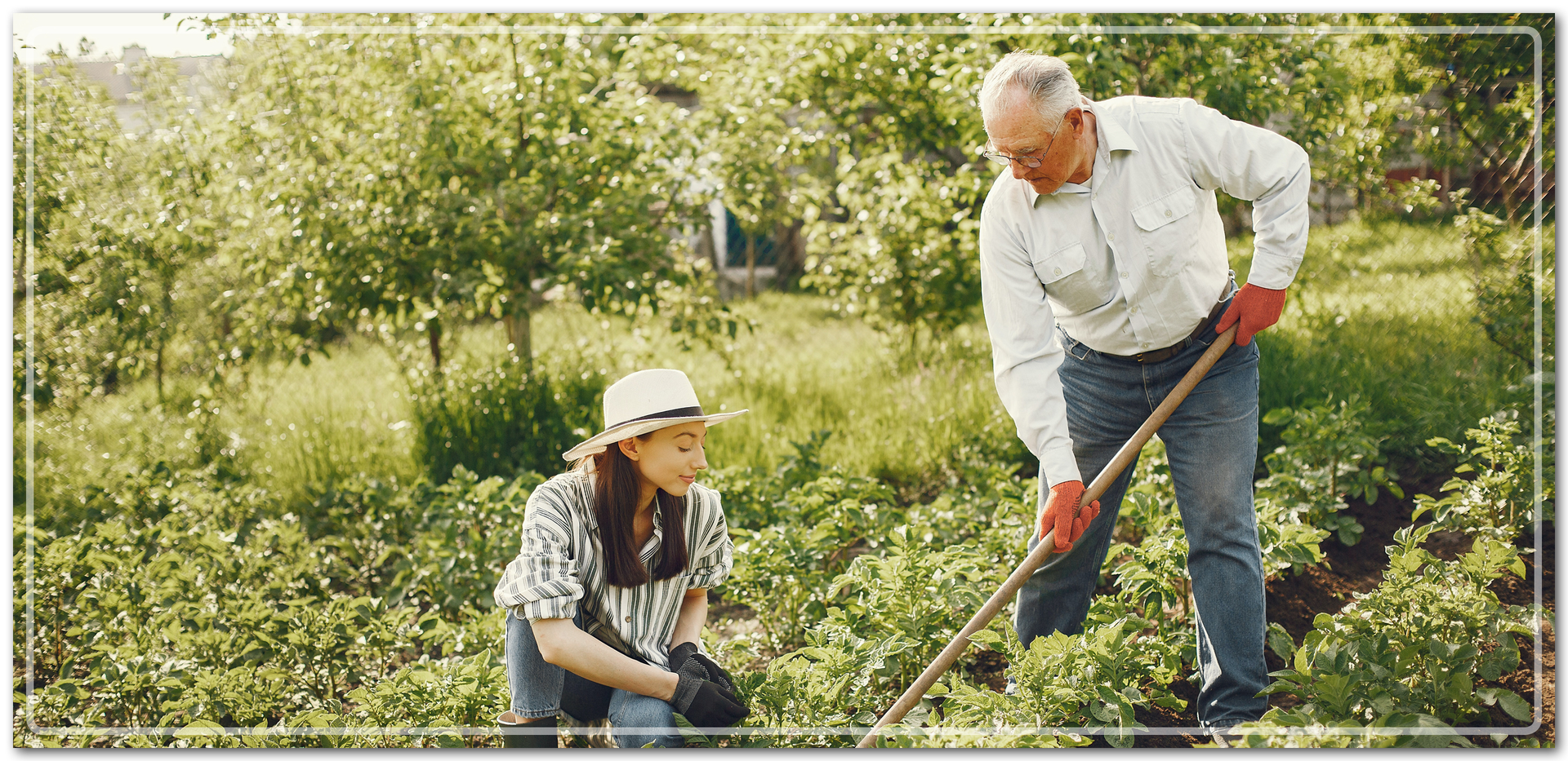 Na zdjęciu widoczne są dwie pracujące w sadzie osoby. Kobieta kuca, mężczyzna stoi i pieli narzędziem.