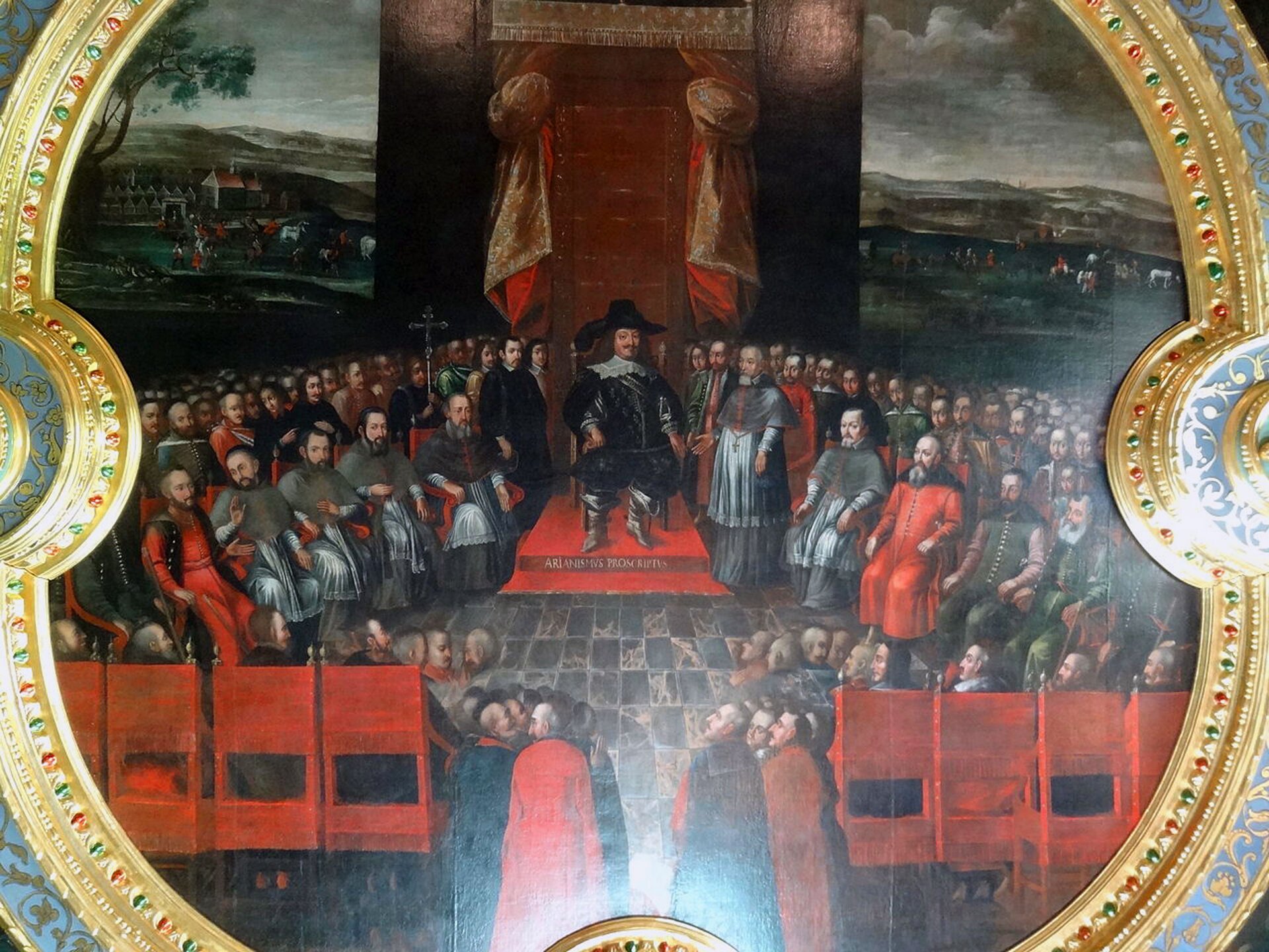 Obraz przedstawia scenę zbiorową. Na środku znajduje się tron ozdobiony wokół czerwono-złotymi zasłonami, na którym siedzi mężczyzna. Ubrany jest on w ciemny, bufiasty strój z białym, koronkowym kołnierzem. Ma długie, ciemne włosy oraz szeroki, czarny kapelusz. Wokół tronu stoją rzędy krzeseł, na których siedzą mężczyźni. W większości mają krótkie włosy oraz brody. Są wśród nich duchowni, którzy ubrani są w długie, biało-szare szaty. Jeden z duchownych stoi przy siedzącym na tronie mężczyźnie. Inne postaci mają ciemne lub czerwone długie stroje. W tle znajdują się łagodne wzgórza, wśród nich budynki oraz postaci na koniach. Obraz okala owalna, złota rama wysadzana kolorowymi klejnotami.