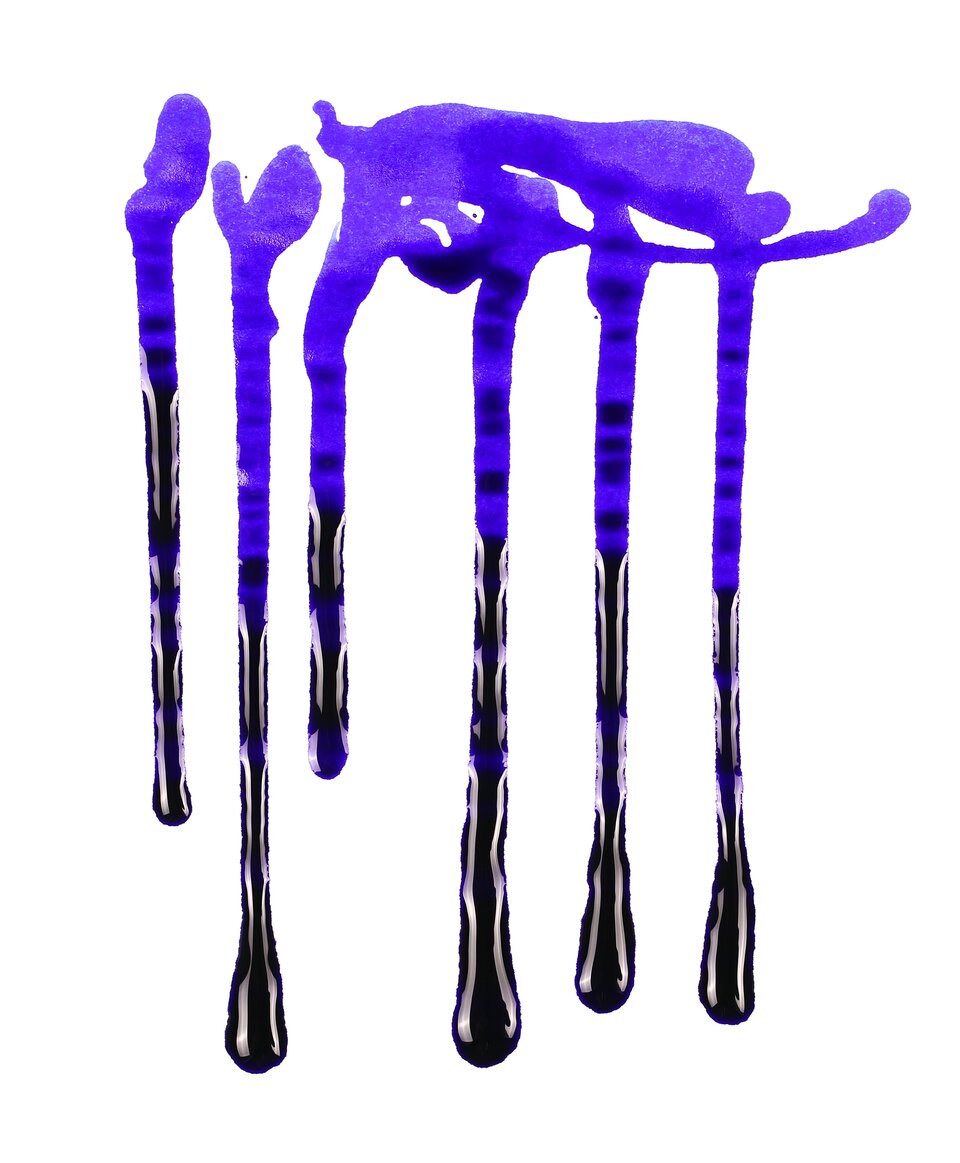 Ilustracja jest fotografią, ściekającej po białym tle niebieskiej farby. U góry powstała niebieska plama, a z niej ściekają strugi, których krople są czarne.