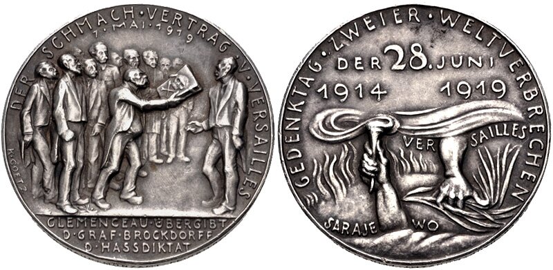 Medal pamiątkowy wybity w 1929 r. z okazji 10 rocznicy podpisania przez Niemców traktatu wersalskiego; na awersie napis: (na górze) haniebny traktat wersalski; (na dole) Clemenceau wręcza grafowi Brockdorffowi znienawidzony dyktat; napisy na rewersie: (na górze) dzień pamięci dwóch zbrodni 28 czerwiec 1914 1919; (na dole) Sarajewo Wersal.