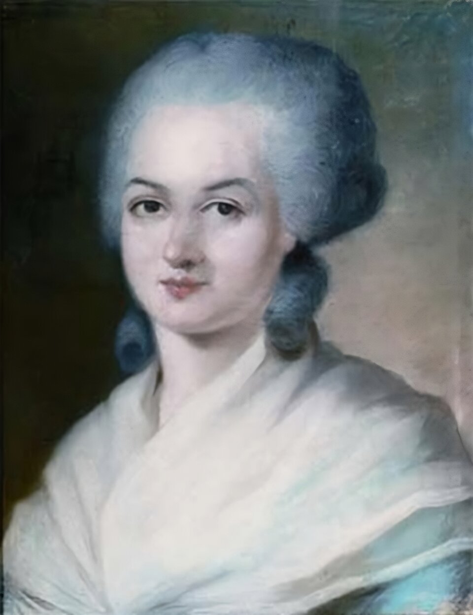 Ilustracja przedstawia portret Olimpii de Gouges. Kobieta ma jasny szal, perukę i siwe pudrowane włosy, oczy ciemne, nos szeroki, małe usta, brwi ciemne.