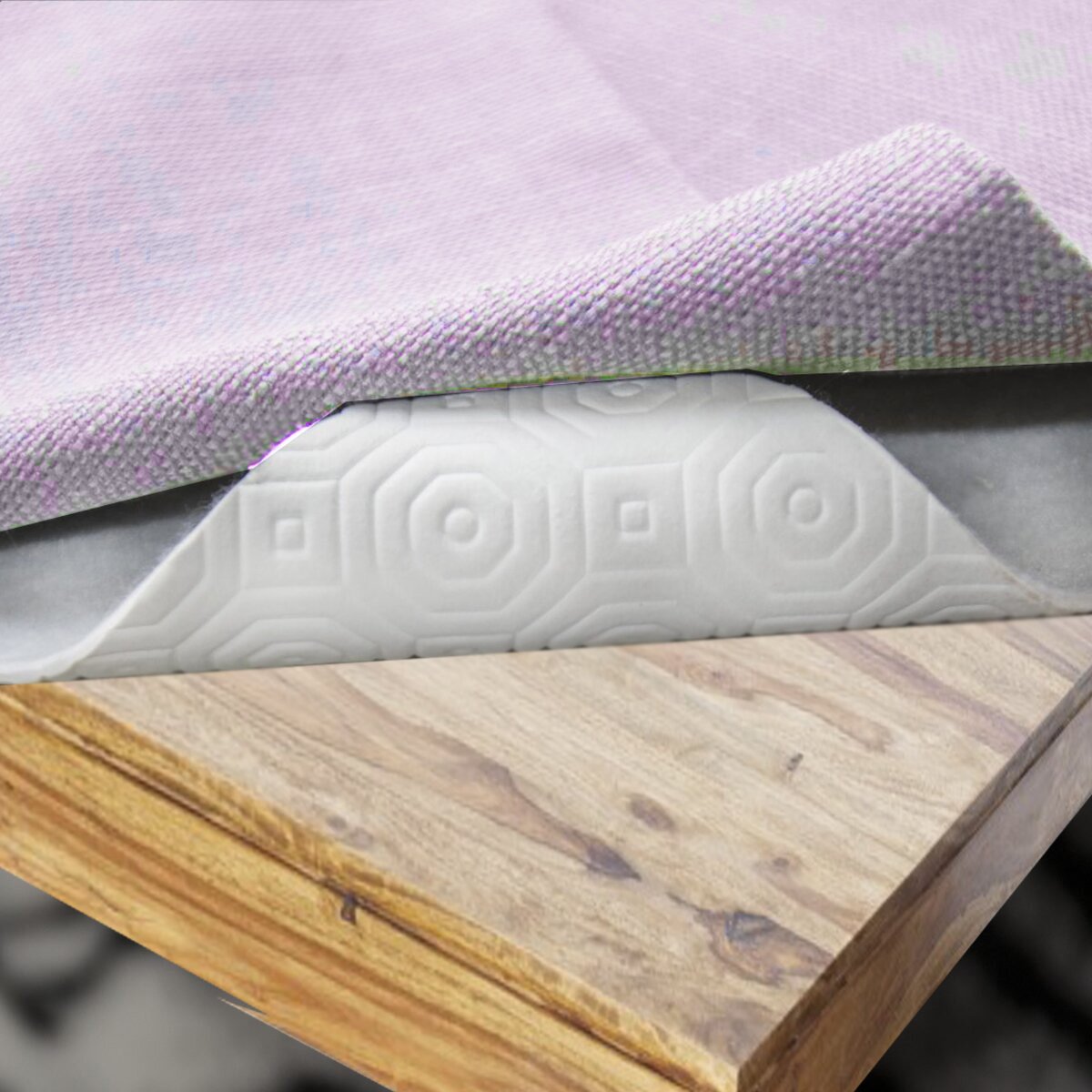 Na zdjęciu widać, że pomiędzy drewnianym stołem, a obrusem znajduje się podkład pod obrus stołowy czyli molton.