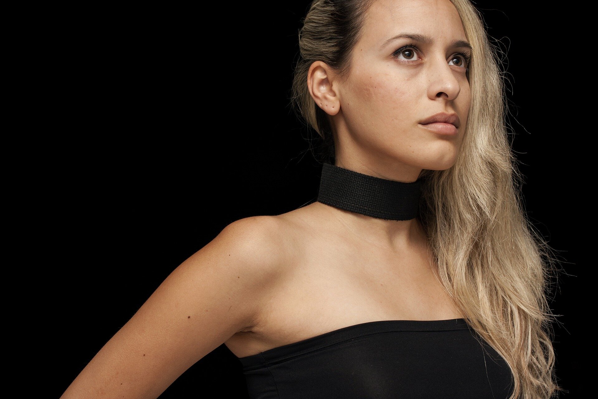 Zdjęcie przedstawia kobietę o czarnych długich i kręconych włosach oraz brązowych oczach.