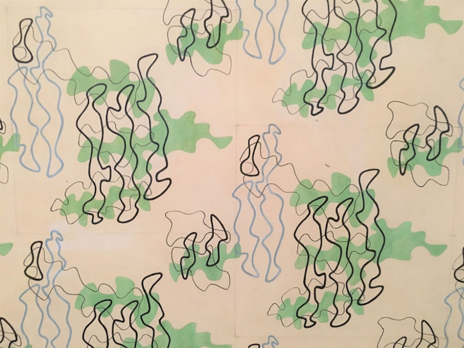 Ilustracja przedstawia projekt tkaniny odzieżowej autorstwa Władysława Strzemińskiego. Na jasnej tkaninie znajdują się linearne wzory. Szare, czarne i brązowe linie nachodzą na siebie i tworzą nieregularne, podłużne kształty. Poza linearnymi obrysami tkaninę dekorują także zielone plamy o podobnych kształtach.