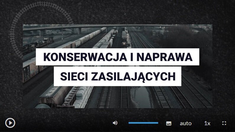 Zrzut ekranu przedstawia klatkę z filmu instruktażowego, na której widoczny jest tytuł Konserwacja i naprawa sieci zasilających. W tle widać pociągi stojące na torowisku. W dolnej części ekranu znajdują się przyciski. Od lewej. Przycisk odtwórz, wstrzymaj. Następnie przycisk włączania i wyłączania dźwięku, pasek głośności, ścieżka alternatywna z audiodeskrypcją, napisy, jakość odtwarzania, prędkość odtwarzania, tryb pełnoekranowy.