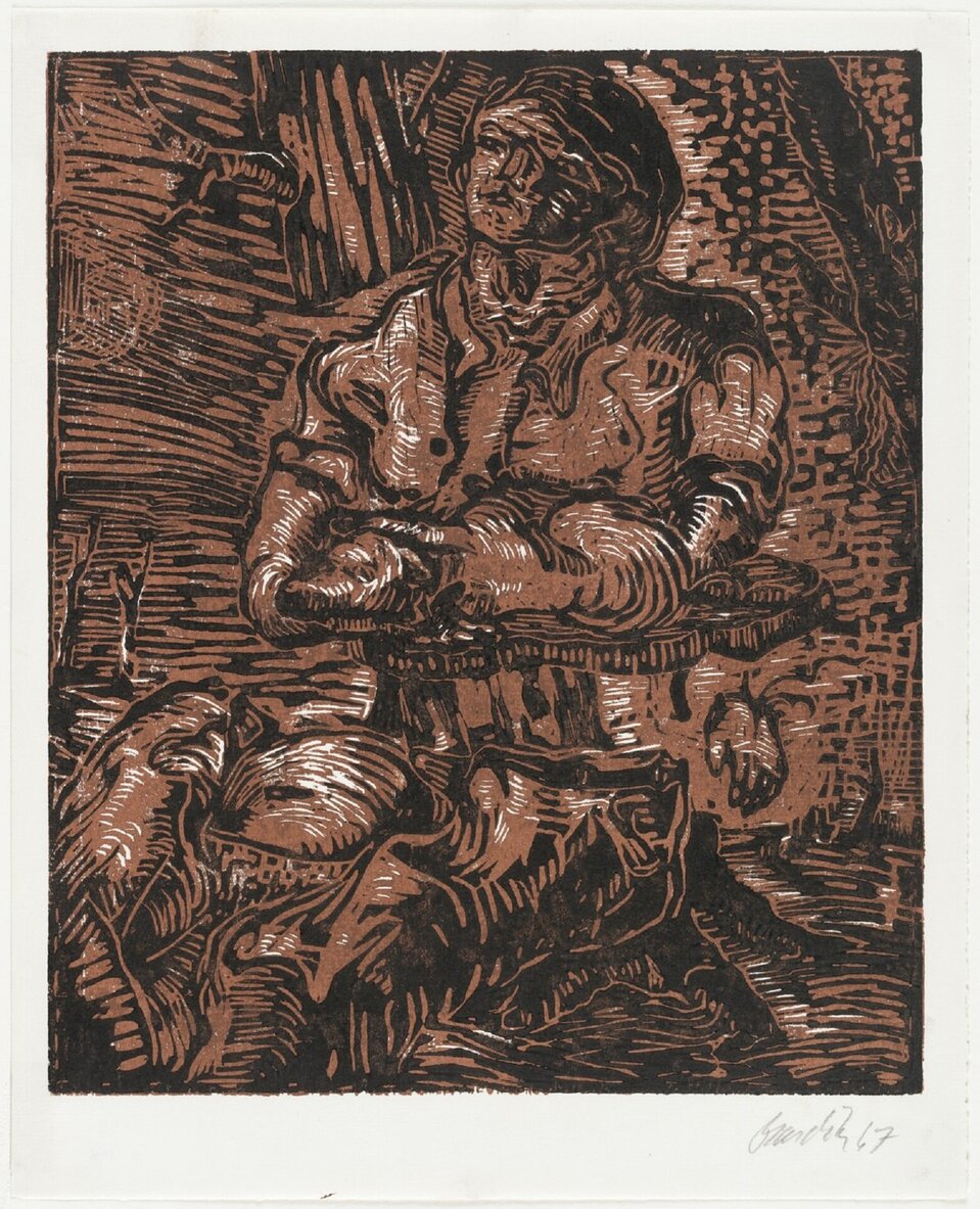 Ilustracja przedstawia nienazwaną pracę autorstwa Georga Baselitza, wykonaną techniką drzeworytu. Praca została odciśnięta na białej kartce, a w prawym dolnym rogu znajduje się podpis autora. Stempel jest w kolorze czarno- brązowym, z licznymi wydrążonymi liniami.  Niektóre elementy zlewają się ze sobą, utrudniając ich zidentyfikowanie. Praca ukazuje odpoczywającego mężczyznę w średnim wieku, spoglądającego w niebo. Mężczyzna siedzi na płaskiej powierzchni, z prawą nogą podwiniętą pod lewą. Ma skrzyżowane ramiona na klatce piersiowej. Ma długie włosy, ubrany jest w rozpięty płaszcz z kołnierzem i guzikami oraz szerokie spodnie. W tle za mężczyzną znajdują się fragmenty pni drzew i gałęzi.