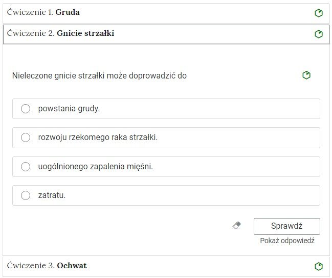 Grafika przedstawia przykładowe ćwiczenie wielokrotnego wyboru w harmonii. Na grafice znajduje się harmonia składająca się z trzech wierszy. Wewnątrz każdego z nich został umieszczony numer ćwiczenia wraz z nazwą działu, którego dotyczy. Z boku dodatkowo znajduje się ikonka w kształcie sześciokąta oznaczająca poziom trudności. Zielona oznacza łatwy, żółta średni, a czerwona trudny. Wiersz z ćwiczeniem drugim jest rozwinięty. Pod nim znajduje się szerokie okienko. W nim zawiera się ćwiczenie jednokrotnego wyboru. Składa się z polecenia, pod którym usytuowane są możliwe odpowiedzi. Są cztery. Przy każdej z nich znajduje się kółko z czarnym obramowaniem i białym wypełnieniem. Jego zaznaczenie oznacza wybranie danej odpowiedzi jako prawidłowej. Na samym dole umieszczony jest prostokąt z czarnym obramowaniem i białym wypełnieniem. Wewnątrz niego znajduje się napis: Sprawdź. Pod przyciskiem umieszczony został natomiast napis: Pokaż odpowiedź. Dodatkowo z boku znajduje się ikonka gumki. Jej wciśnięcie spowoduje wymazanie dotychczasowo zaznaczonych odpowiedzi.