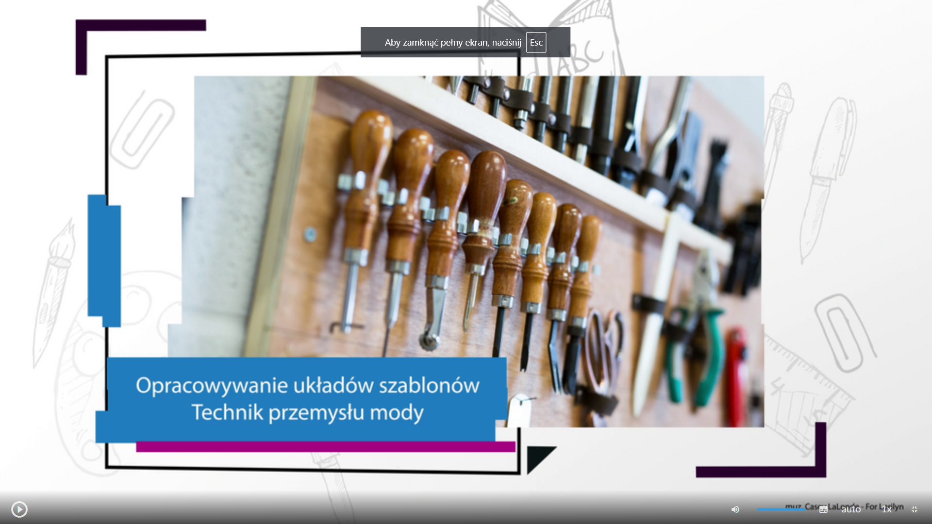 Grafika przedstawia ekran odtwarzacza filmu. W dolnej części tytuł: Opracowywanie układów szablonów. Technik przemysłu mody. W tle zdjęcie przedstawiające narzędzia. W dolnej części znajdują się ikony nawigacyjne. W lewym dolnym rogu jest ikona trójkąta w kole, która służy do włączenia/wyłączenia filmu. Pośrodku dolnej części znajduje się ikona głośnika, a obok niego jest niebieska linia regulacji poziomu głośności. Obok jest ikona przedstawiająca fragment sylwetki człowieka (głowa i górna część tułowia), która służy do włączenia audiodeskrypcji. Po prawej stronie głowy znajdują się dwa białe półkola - zewnętrzne większe, wewnętrzne mniejsze. Obok znajduje się biały prostokąt z czarnymi, małymi polami w dolnej części, który służy do włączenia napisów. Obok napis "auto", który służy do zmiany jakości odtwarzania filmu. Dalej na prawo napis: "jeden x". Służy on do zmiany tempa odtwarzania filmu. W prawym dolnym rogu białe, przerywane kontury kwadratu. Ikona ta służy do włączenia trybu pełnoekranowego. 