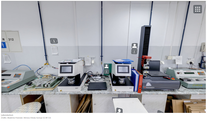 Grafika przedstawia laboratorium z widocznymi ikonkami pozwalającymi na odczytanie opisów interesujących nas elementów (ikonka „i”) oraz ich odsłuchanie (ikonka „lektora”). Nagrania audio i opisy są tożsame.