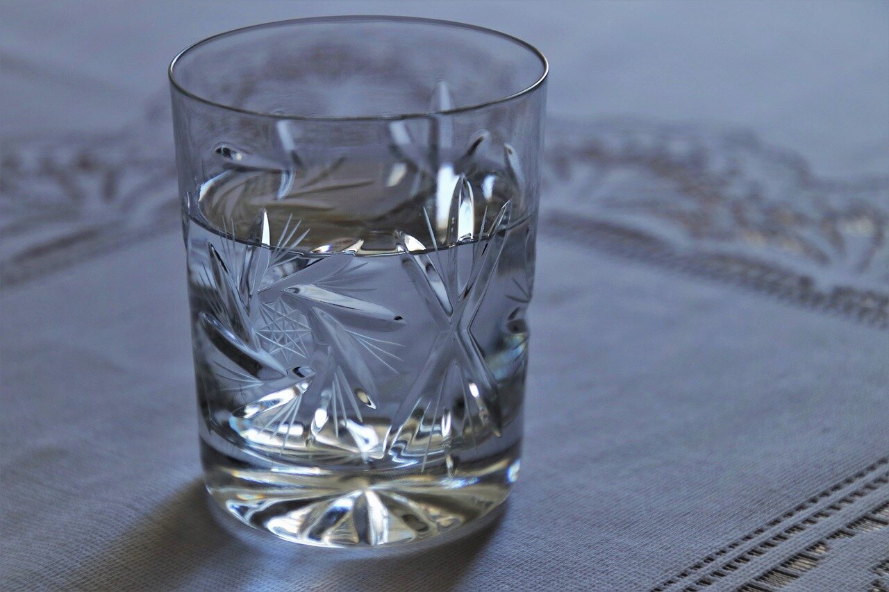 Kryształowa szklanka z wodą.