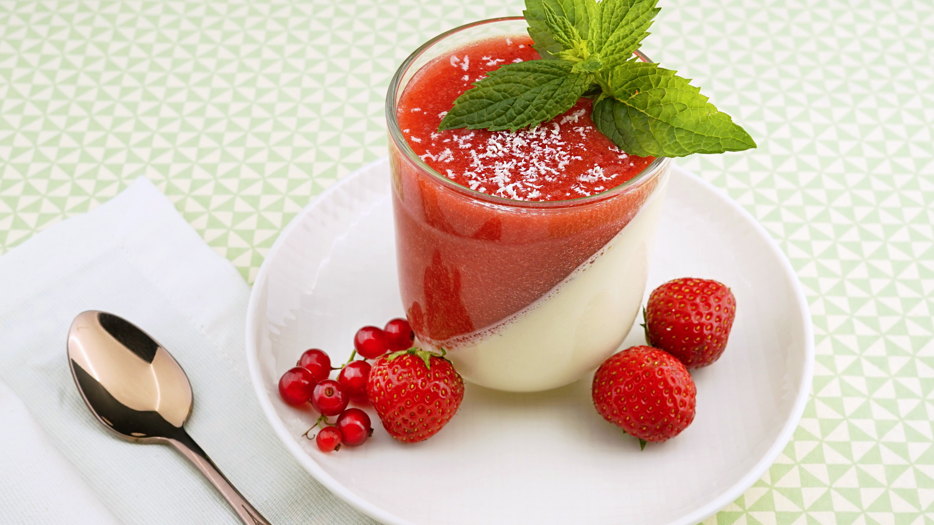 Zdjęcie przedstawia włoski deser panna cotta.