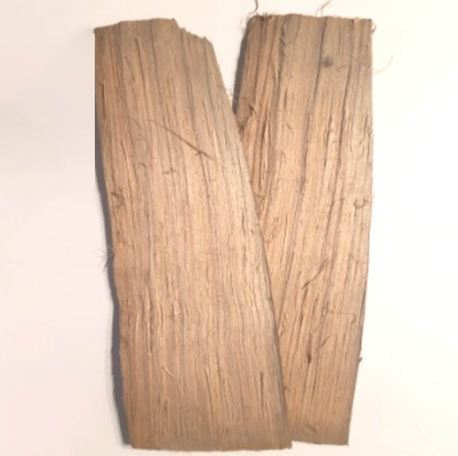Zdjęcie pod tytułem: Łupek drewniany. Zdjęcie przedstawia dwa kawałki drewna o nieregularnym kształcie, ułożone równolegle obok siebie.