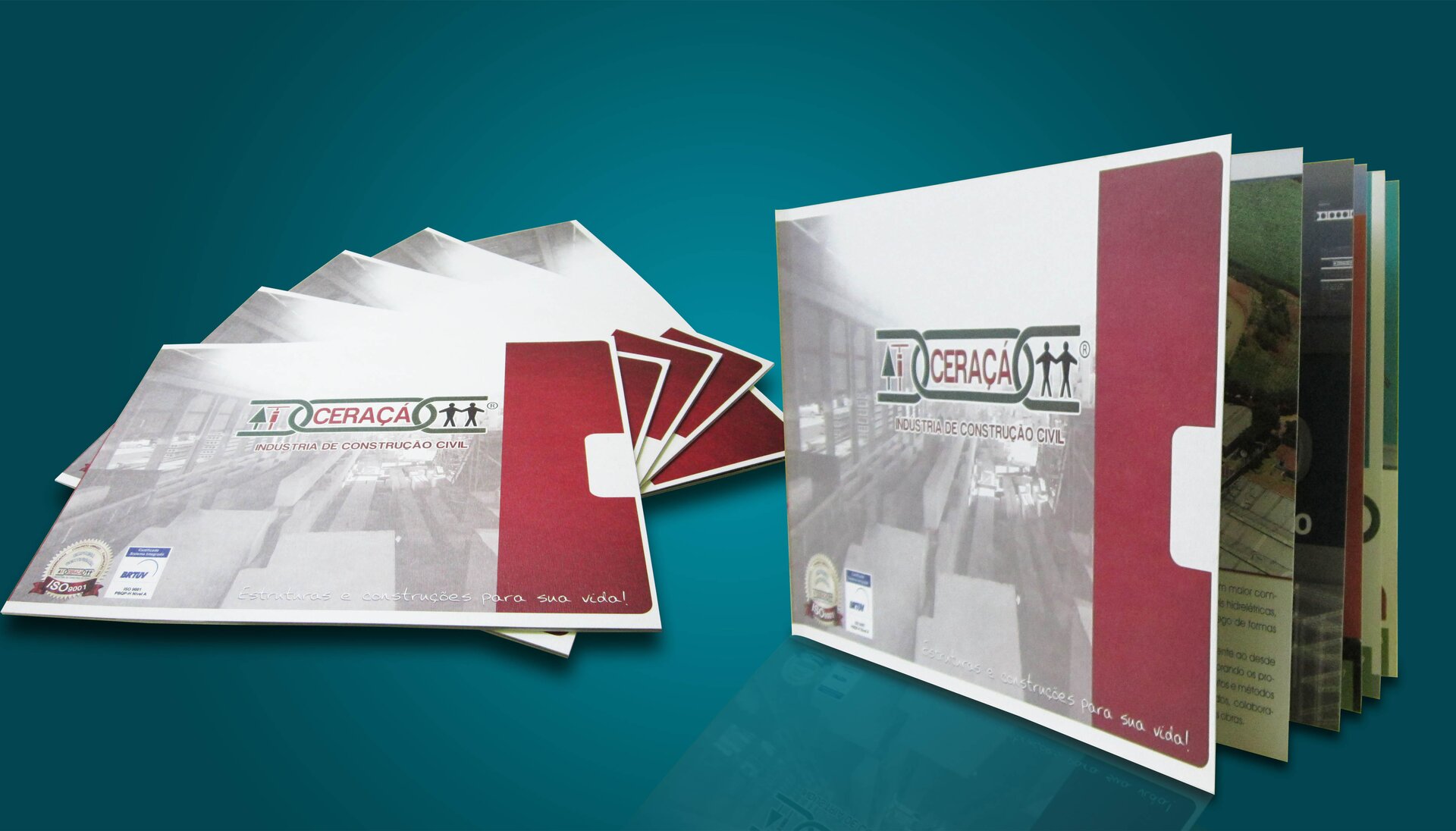 Ilustracja przedstawia foldery reklamowe na teczkach i segregatorze. Po lewej stronie leżą rozłożone papierowe teczki, po prawej postawiono segregator. Fronty teczek i segregatora powielają ten sam motyw graficzny. Rozmyte czarno‑białe zdjęcie wnętrza hali produkcyjnej. Na środku napis Ceraca, po prawej stronie dwa czarne ludziki, po lewej drzewko i antena. Po prawej stronie, przy brzegu znajduje się bordowy pas z białym wycięciem.