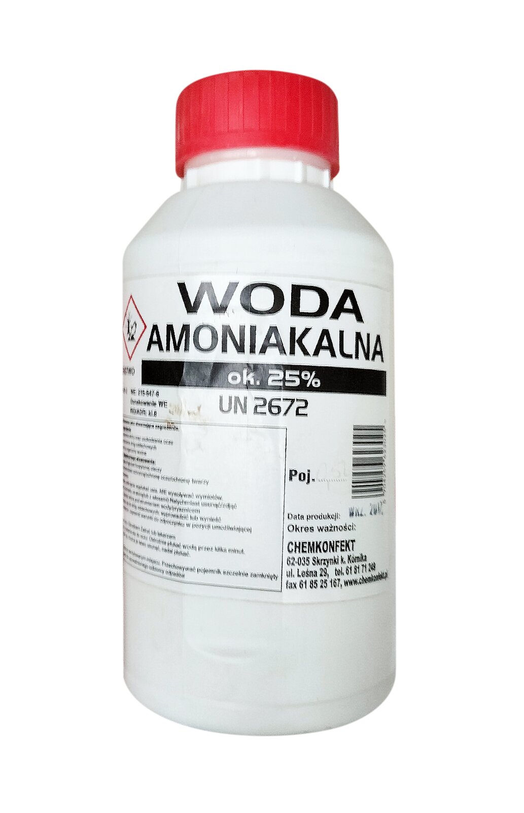Zdjęcie przedstawia wodę amoniakalną stosowaną do wybielania kości słoniowej na klawiszach. Widoczna jest biała butelka z czerwoną nakrętką, pośrodku której znajduje się biała etykieta z czarnymi napisami, u góry WODA AMONIAKALNA, oraz z kodem kreskowym po prawej stronie.