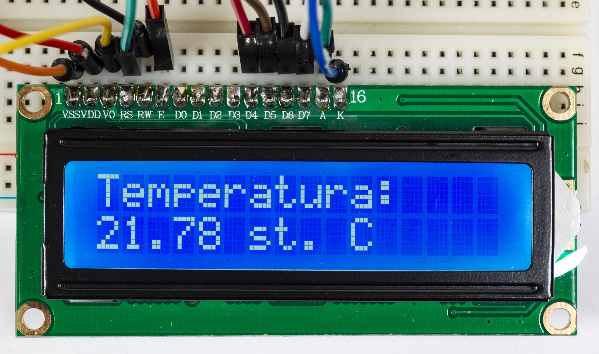 Zdjęcie przedstawia ekran LCD wyświetlający napis: "Temperatura: 21.78 st. C".