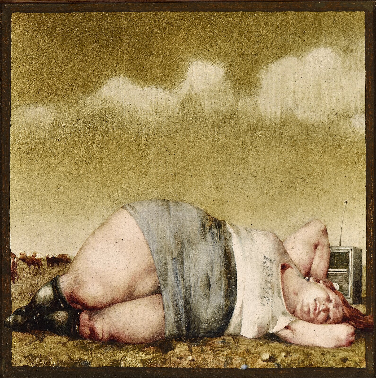 Jerzy Duda‑Gracz, „Józefowi Chełmońskiemu. Replika”. W ciemnym, kwadratowym obramowaniu, u dołu obrazu przedstawiono leżącą kobietę na tle zachmurzonego, szarego nieba oraz przestrzeni, na której pasą się krowy. Kobieta, ubrana w biały podkoszulek, szarą, obcisłą, krótką spódniczkę oraz sięgające kolan czarne buty, leży bokiem. Jej ręce umieszczone są za głową, a kolana są zgięte. Jej włosy są rude. Sylwetka postaci jest masywna, z obecnymi fałdami widocznymi pod opinającymi ciało ubraniami. Za głową kobiety namalowano czarno‑szary odbiornik radiowy. Kobieta zajmuje całą długość obrazu, a jej stopy oraz włosy nachodzą na obramowanie.