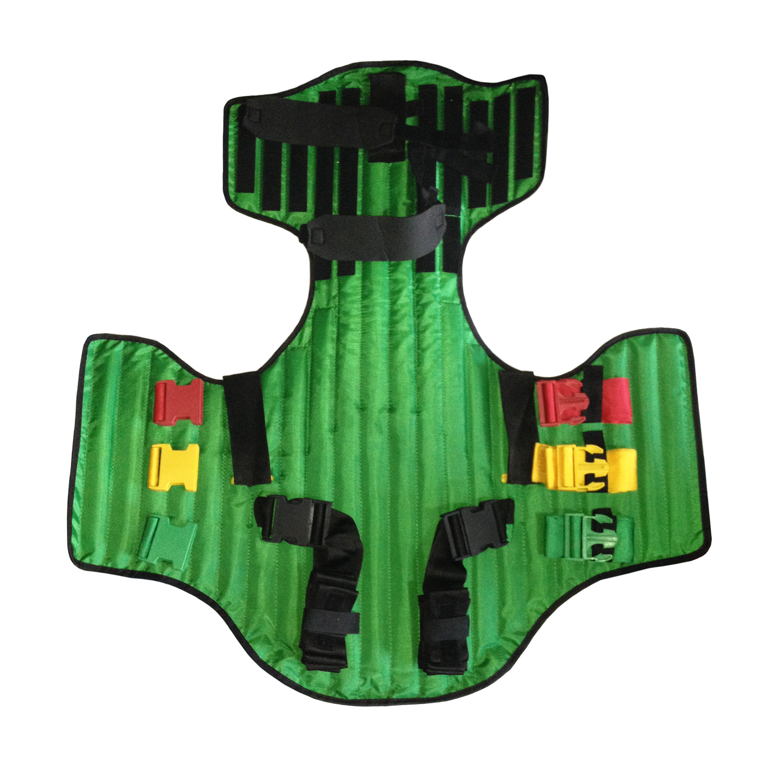 Zdjęcie numer trzy przedstawia kamizelkę KED. Kamizelka, przypominająca kształtem szeroki pionowy pas z wyraźnymi skrzydełkami bocznymi, mniejszymi u góry służącymi do obejmowania głowy i większymi u dołu służącymi do unieruchamiania korpusu. W górnej części zaopatrzona jest we wzmocnienia dopasowane do wymagań kołnierza ortopedycznego i w cienkie paski, a w dolnej części w szerokie pasy z klamrami. Kamizelka zapewnia unieruchomienie głowy, szyi oraz kręgosłupa osoby poszkodowanej.