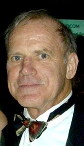 Fotografia przedstawia starszego mężczyznę w stroju wieczorowym. Jest to Kary Mullis.