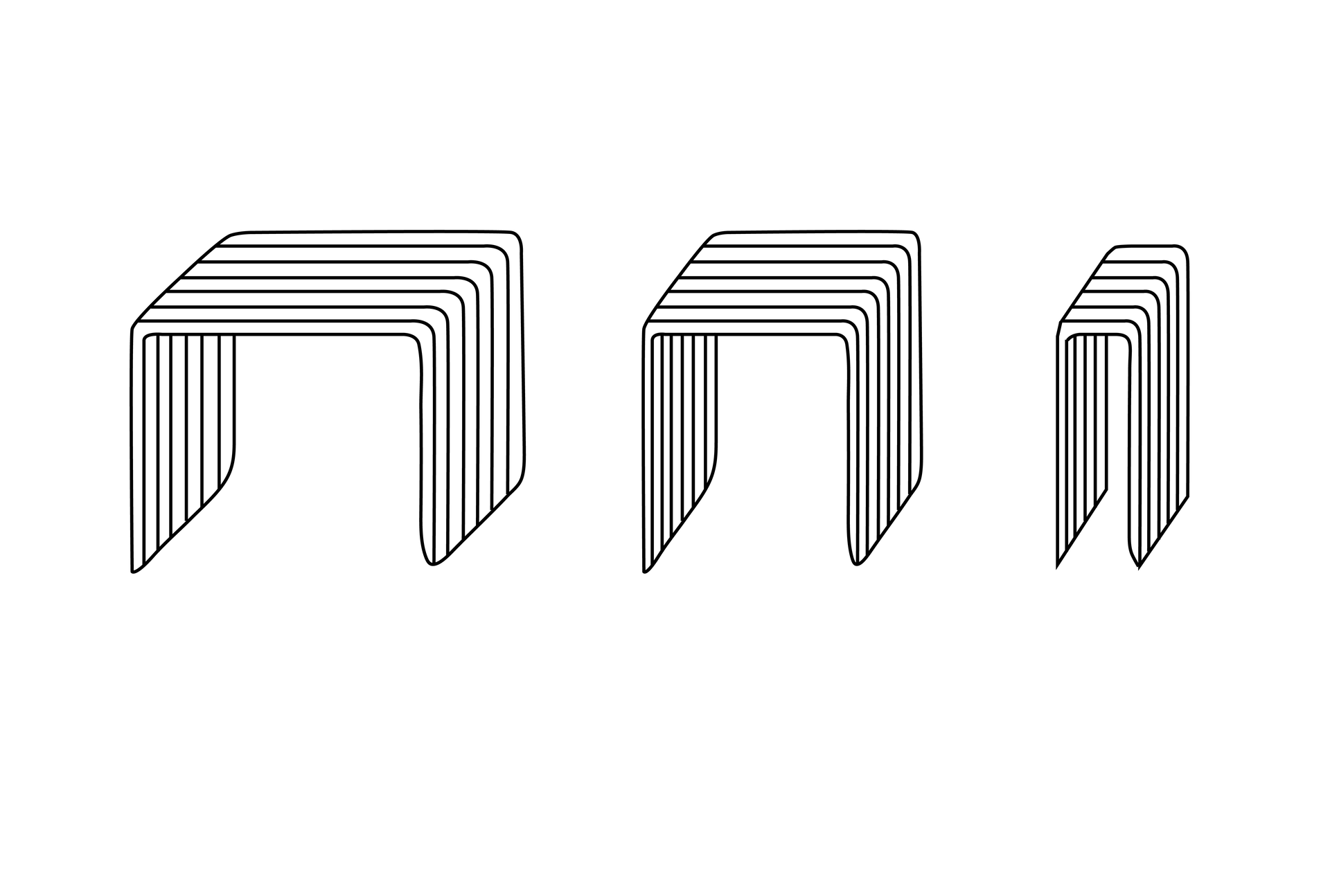 Rysunek ukazuje zszywki metalowe w trzech różnych wielkościach. Po lewej stronie znajdują się zszywki o największej rozpiętości.