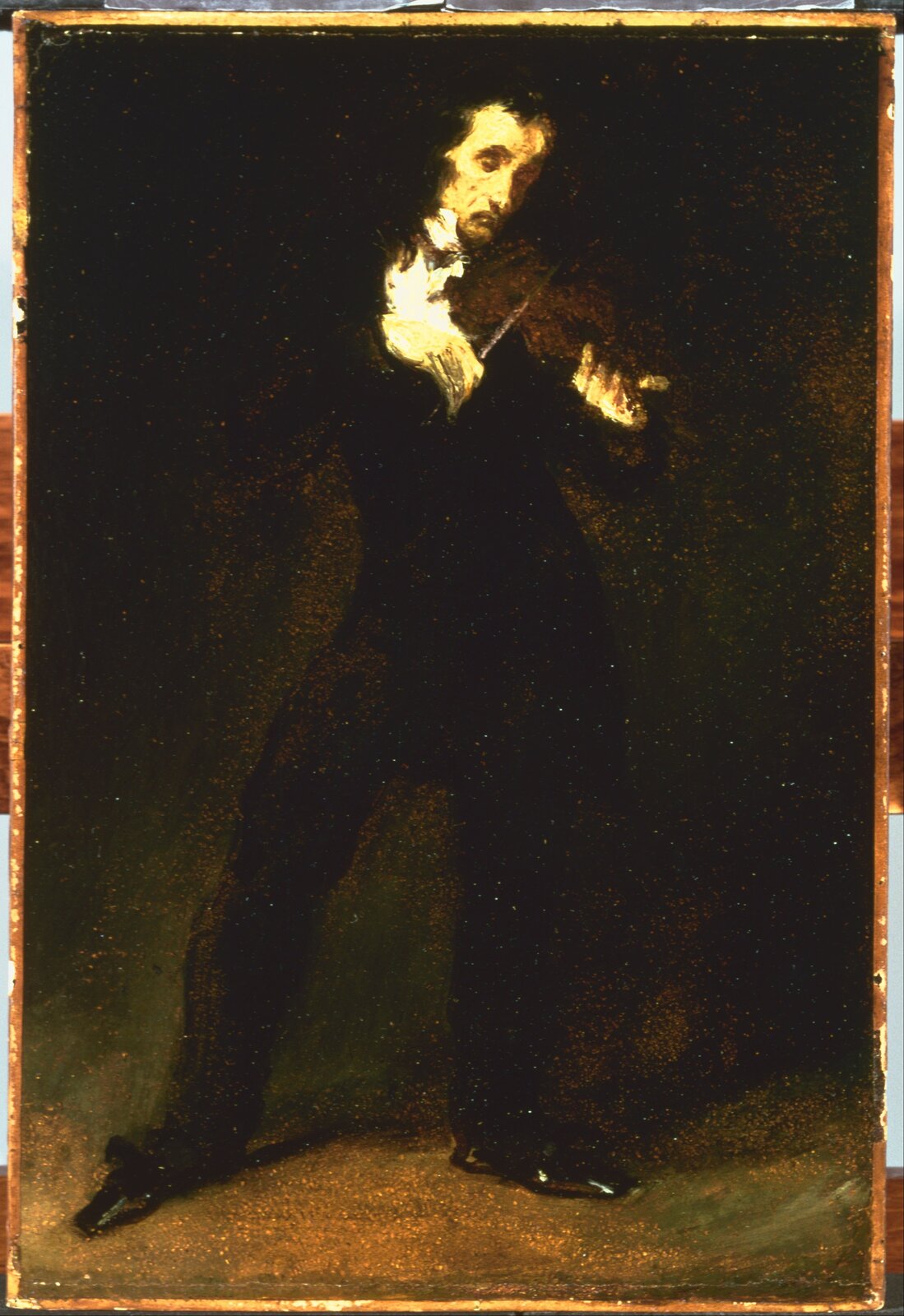 Ilustracja interaktywna o kształcie pionowego prostokąta przedstawia obraz Eugène’a Delacroixa „Paganini”. Mężczyzna przedstawiony jest w całej postaci, stoi frontalnie do widza, z wysuniętą prawą nogą. Gra na skrzypcach. Postać zlewa się z ciemnym tłem. Uwagę zwracają oświetlone elementy – twarz i dłonie skrzypka. 