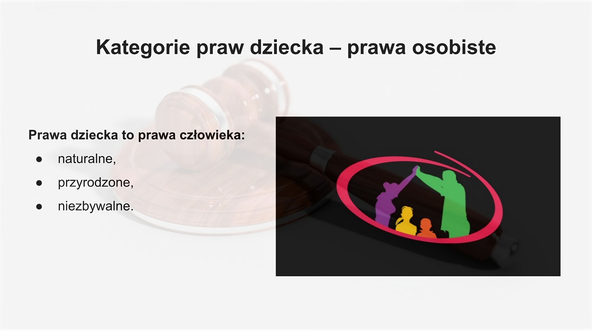 Slajd zatytułowany: Kategorie praw dziecka - prawa osobiste. Zawartość tekstowa slajdu:  Prawa dziecka to: prawa człowieka naturalne, przyrodzone, niezbywalne. Po prawej stronie slajdu widać postać kobiety i mężczyzny trzymających się za dłonie, które są uniesione do góry, pod nimi stoi dwoje dzieci. Kobieta jest w kolorze fioletowym, mężczyzna - zielonym,  dzieci : w kolorze żółtym i pomarańczowym. Postaci umieszczone zostały w okręgu na czarnym tle.
