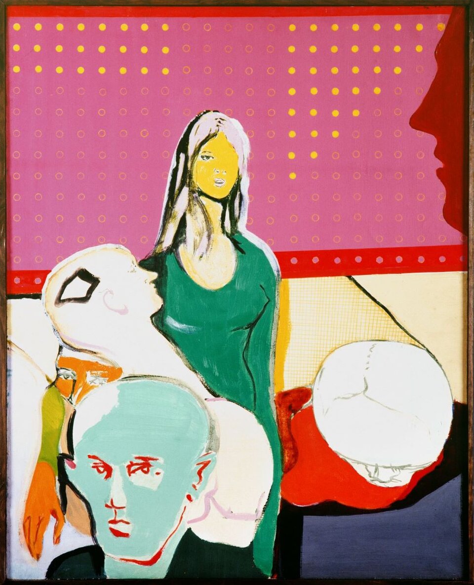 Ilustracja przedstawia obraz, na którym znajduje się kilka postaci. Kompozycja jest asymetryczna. Sylwetowo namalowane postaci z pominięciem szczegółów znajdują się na tle różowej, z regularnymi kropkami, ściany. Na pierwszym planie, z lewej - seledynowa głowa pozbawiona włosów i lekko zaznaczonymi na czerwono szczegółami twarzy, dalej - profil głowy nieco odchylonej do tyłu, głowa od tylu oraz głowa pochylona w dół: wszystkie w jednolitej bieli. Z tyłu - stojąca postać dziewczyny w zielonej sukience, z długimi jasnymi włosami i namalowanym schematycznie jednym okiem.