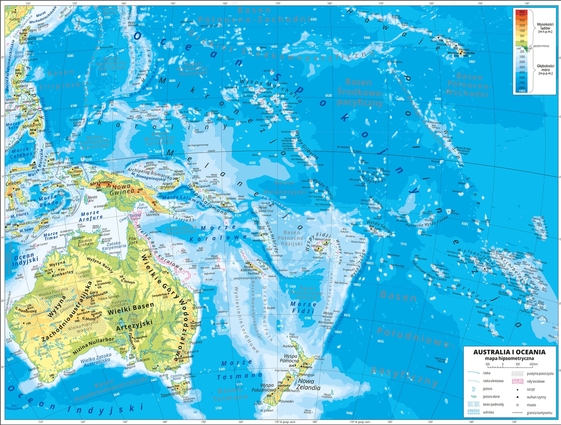 Ilustracja przedstawia mapę hipsometryczną Australii i Oceanii. W lewym dolnym rogu mapy kontynent Australii, pozostałą część mapy zajmują wyspy. W obrębie lądów występują obszary w kolorze zielonym, żółtym, pomarańczowym i czerwonym. Przeważają niziny i wyżyny. Morza zaznaczono kolorem niebieskim. Na mapie opisano nazwy półwyspów, wysp, nizin, wyżyn i pasm górskich, mórz, zatok, rzek i jezior. Oznaczono i opisano główne miasta. Oznaczono czarnymi kropkami i opisano szczyty górskie. Trójkątami oznaczono wulkany i podano ich nazwy i wysokości. Mapa pokryta jest równoleżnikami i południkami. Dookoła mapy w białej ramce opisano wartości długości i szerokości geograficznej co dziesięć stopni. W legendzie umieszczono i opisano znaki użyte na mapie.