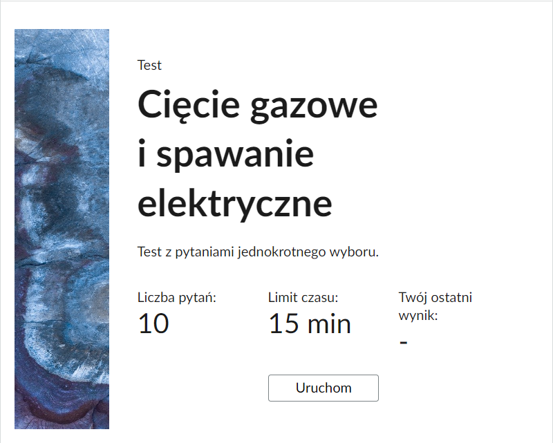 Grafika przedstawia przykładowy wygląd panelu testu. Składa się on z tytułu testu, informacji o liczbie pytań, czasie, w którym należy rozwiązać test, oraz o ostatnim uzyskanym wyniku. Poniżej widać przycisk Uruchom.