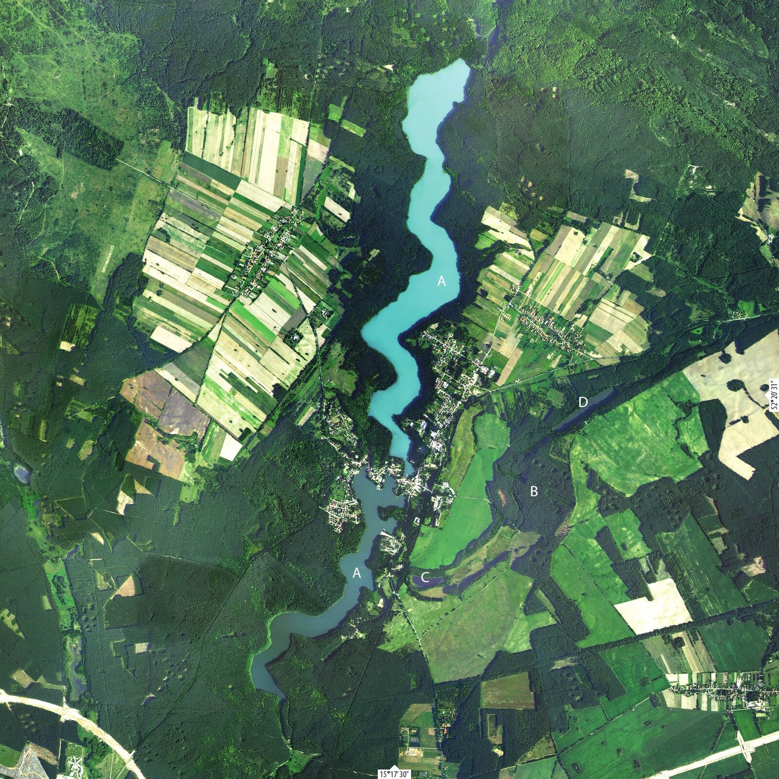  Widoczne jest zdjęcie satelitarne Pojezierza Łagowskiego. Literą A jest oznaczone jezioro rynnowe. Jest to podłużne, ale niezbyt szerokie jezioro. Literą B zaznaczona jest rynna boczna, która znajduje się ona po prawo od jeziora. Obok znajduje się oznaczone literą C i D lustro rynny bocznej.