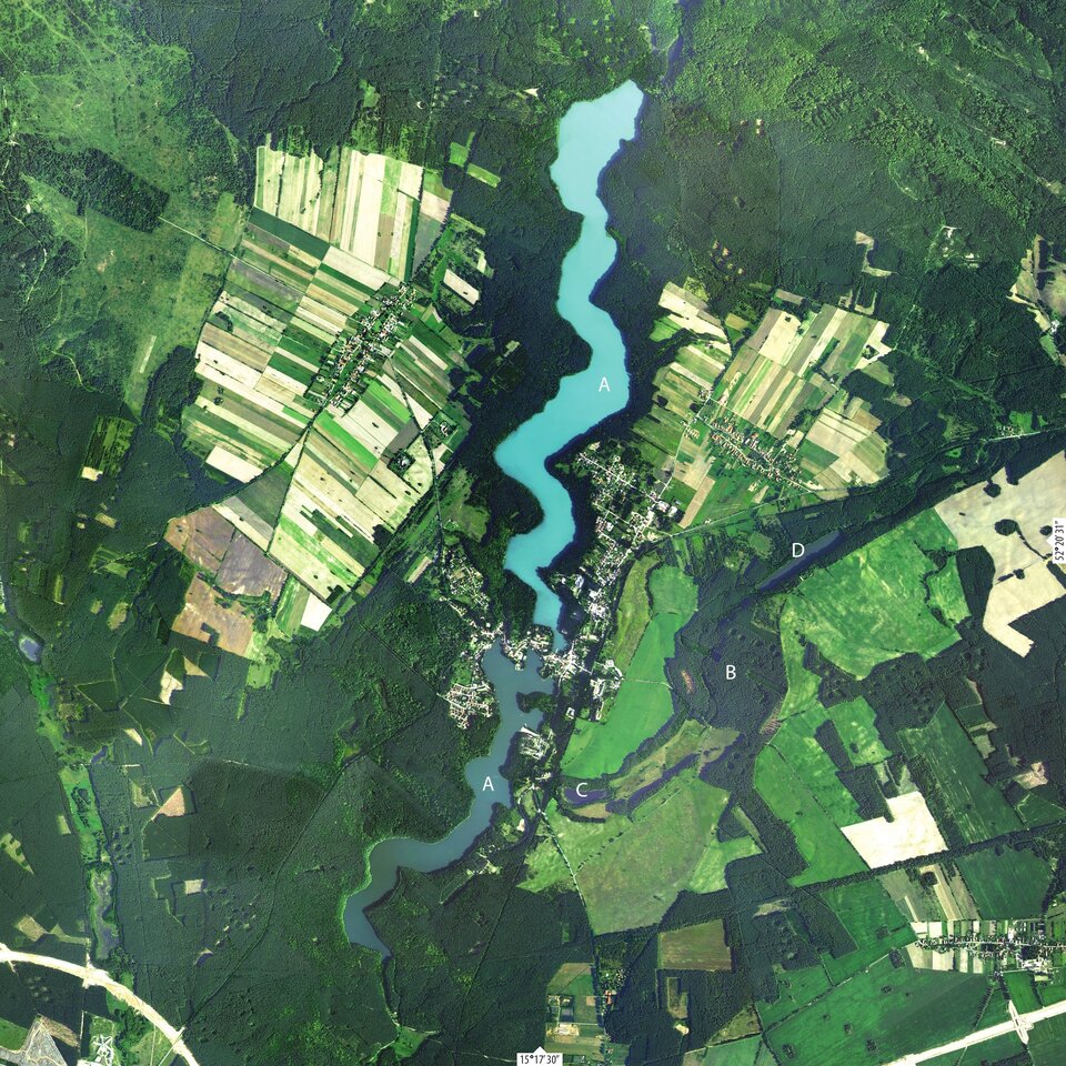  Widoczne jest zdjęcie satelitarne Pojezierza Łagowskiego. Literą A jest oznaczone jezioro rynnowe. Jest to podłużne, ale niezbyt szerokie jezioro. Literą B zaznaczona jest rynna boczna, która znajduje się ona po prawo od jeziora. Obok znajduje się oznaczone literą C i D lustro rynny bocznej.