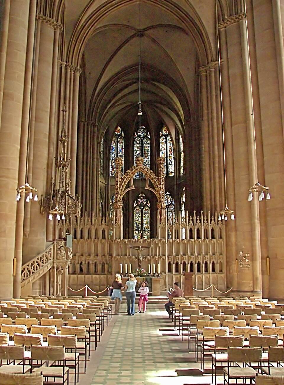 Wnętrze kościoła św. Elżbiety w Marburgu - widok nawy głównej z ołtarzem i witrażami na drugim planie, za ołtarzem.