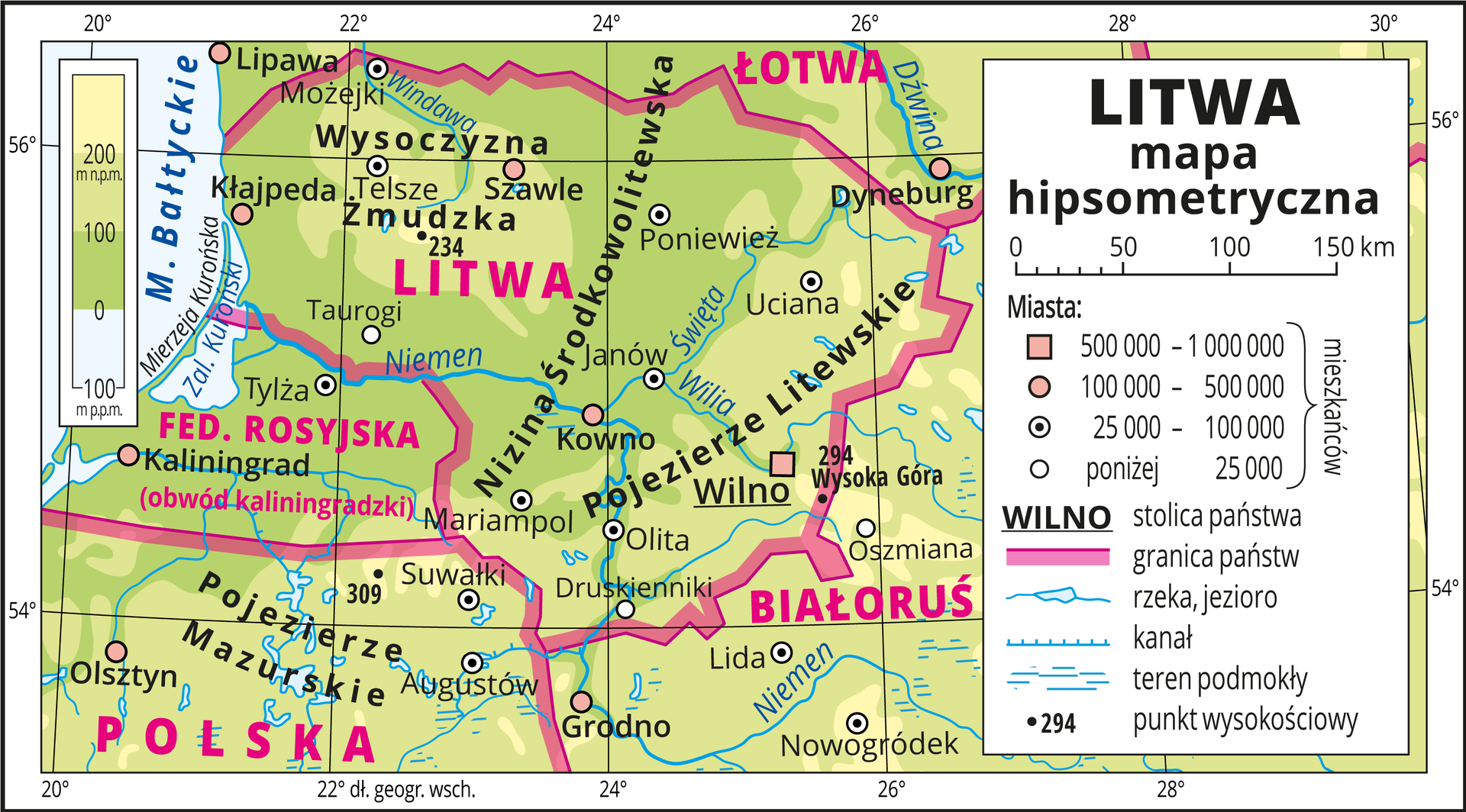 Ilustracja przedstawia mapę hipsometryczną Litwy. W obrębie lądów występują obszary w kolorze zielonym i żółtym. W lewym górnym rogu mapy fragment Morza Bałtyckiego zaznaczono kolorem niebieskim i opisano. Na mapie opisano nazwy nizin, pojezierzy i rzek. Oznaczono i opisano główne miasta. Oznaczono czarnymi kropkami i opisano punkty wysokościowe. Różową wstążką przedstawiono granice państw. Kolorem czerwonym opisano państwa sąsiadujące z Litwą. Mapa pokryta jest równoleżnikami i południkami. Dookoła mapy w białej ramce opisano współrzędne geograficzne co dwa stopnie. W legendzie umieszczono i opisano znaki użyte na mapie.