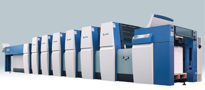 Na zdjęciu widoczna jest offsetowa maszyna drukująca typu arkusz‑arkusz, 4‑kolorowa. Jest to długa, duża maszyna z zabudowanym wnętrzem, nie widać akruszy.