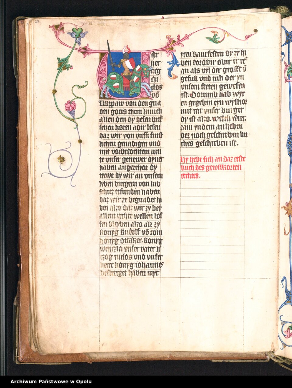 Ilustracja przedstawia miniaturę z „Księgi miejskiej z Głubczyc”. Karta rozpoczyna się inicjałem z literą U. Tekst ułożony jest w dwóch kolumnach. W górnym rogu znajduje się ornament  z wici roślinnej.  Tło karty jest niezamalowane.