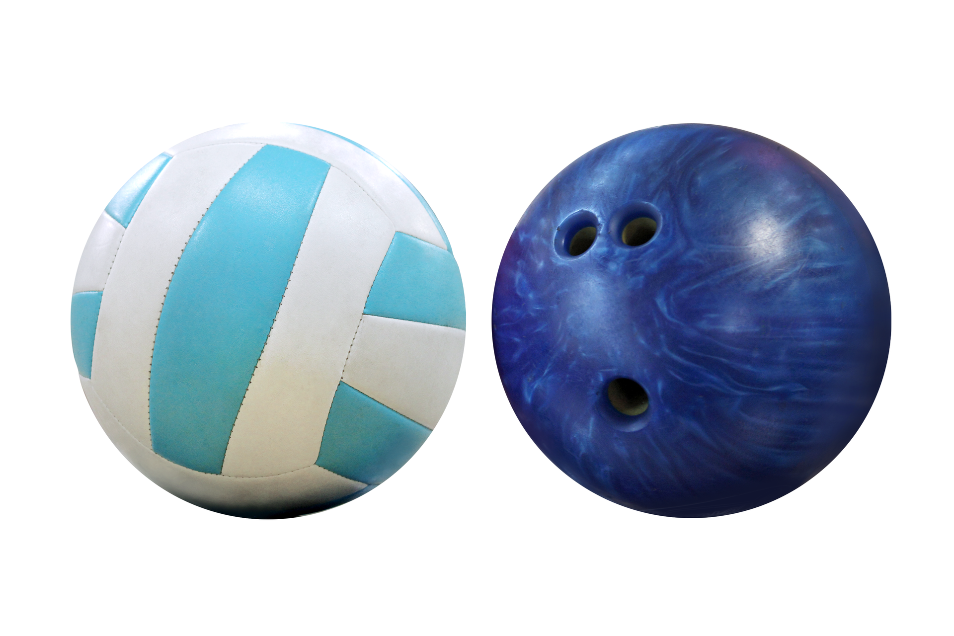 Obrazek przedstawia dwa umieszczone obok siebie kuliste przedmioty o zbliżonych wielkościach. Piłka z lewej strony to biało-niebieska piłka do gry w siatkówkę. Po prawej strony znajduje się niebieska kula do gry w kręgle.