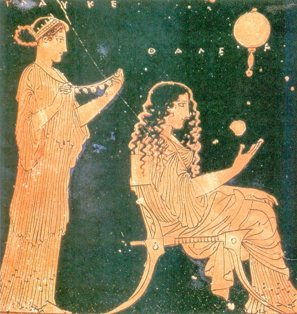 Ilustracja przedstawia fragment wazy czerwonofigurowej. Na ciemnym tle pomarańczową farbą namalowane zostały dwie kobiety. Jedna siedzi na krześle z wyciągniętą przed siebie ręką. Ma długie ciemne kręcone włosy. Druga, ubrana w suknię do ziemi, stoi za jej plecami. Dłonie, w których trzyma naszyjnik, wyciąga w stronę kobiety siedzącej na krześle. 