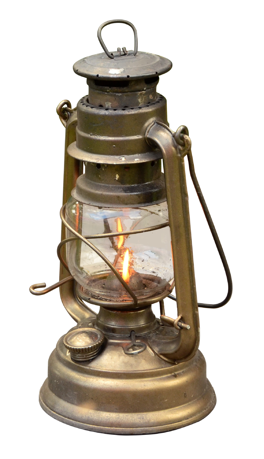 Na zdjęciu przedstawiona jest lampa naftowa wykonana z mosiądzu i szkła. Na spodzie lampy znajduje się zbiornik na paliwo w kształcie ściętego stożka z wyżłobieniami. W górnej części zbiornika widoczny jest okrągły wlew paliwa zamykany mosiężną nakrętką. Dalej ku górze lampy znajduje się podstawa klosza, wewnątrz której znajduje się regulowany pokrętłem knot. Całość chroni szklany klosz, a wszystko przykryte jest mosiężną dziurkowaną pokrywą. Cała lampa oprawiona jest naokoło w mosiądzu. Posiada także uchwyt, za który można trzymać lampę.