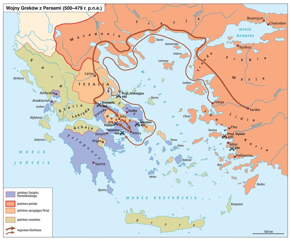 Mapa przedstawiająca wojny Greków z Persami w latach 500‑479 przed naszą erą. Na mapie widoczna jest południowo‑wschodnia części Europy, na południowym krańcu Półwyspu Bałkańskiego (obszar obecnej Grecji, Turcji). Zaznaczone są na niej państwa Związku Panhelleńskiego: Peloponez, Focyda, okolice Salaminy i Aten, a także Chalkis, wyspy Melos, Naksos, Tenos. Wskazane są granice państwa perskiego obejmujące Macedonię, Troadę, Frygię, Myzję, Lidię, Jonię, Karię. Jak również państwa sprzyjające Persji: Tesalię, Beocję. Zaznaczone zostały także państwa neutralne: Epir, Etolia, Lokryda, Achaja, okolice Argos, wyspy Kefalenia, Zakyntos, Skyros. Ukazana jest także droga wyprawy Kserksesa. Pierwsza trasa wiodła z Sardes w Lidii, przez Troadę, Trację, Macedonię, Tesalię do Termopili (bitwa w 469 roku), następnie do Tebów, Aten i Platejów (bitwa w 479 roku). Druga trasa wiodła z Fokaji, drogą morską przez morze Egejskie, wzdłuż brzegów Troady, Tracji, Macedonii, Tesali do przylądka Artemizjon (bitwa w 480 roku) i dalej wzdłuż brzegów Eubei do Salaminy (bitwa 480 rok). Na mapie zostały zaznaczone także miejsca i daty bitw w Milecie (494 rok) i na Przylądku Mykale (479 rok).