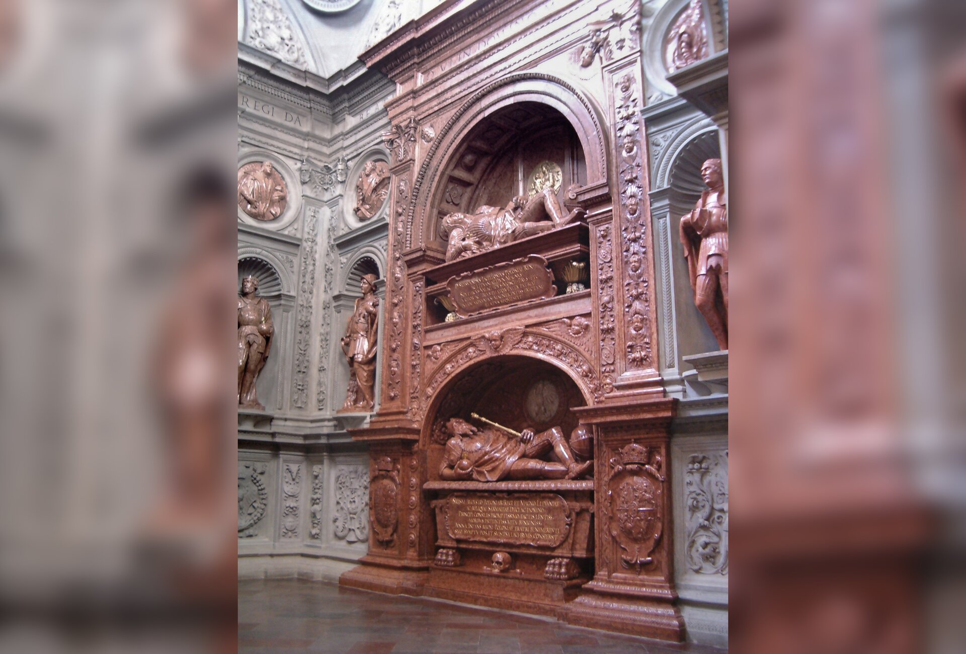 Fotografia barwna przedstawiająca Nagrobek Zygmunta I Starego i Zygmunta II Augusta.