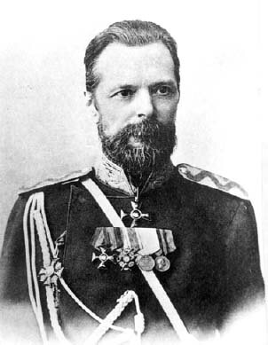 Ilustracja przedstawia portret mężczyzny w kwiecie wieku. Ma on krótkie zaczesane do tyłu włosy oraz gęstą brodę. Ubrany w mundur wojskowy z odznaczeniami. Spogląda przed siebie.