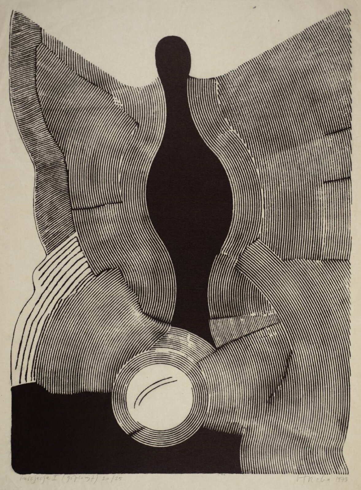 Dzieło autorstwa Ryszarda Otręby pod tytułem „Inicjacja I” przedstawia abstrakcyjną pracę, na której znajduje się czarna figura przypominająca postać. Wokół figury znajduje się obszar w czarno‑białe linie przypominający skrzydła. U dołu dzieła autor umieścił biały okrąg oraz czarną plamę.