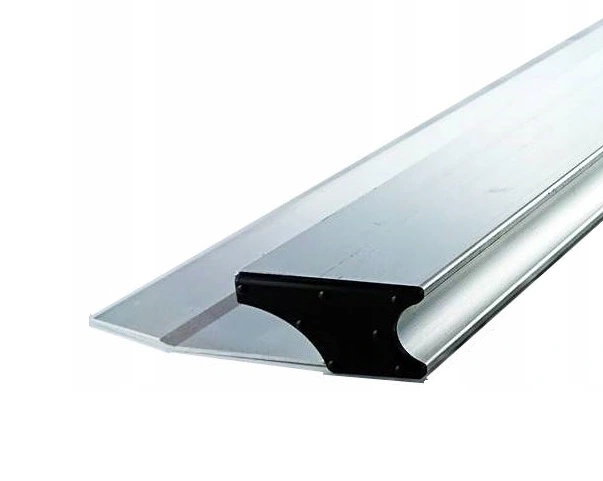 Zdjęcie przedstawia łatę tynkarską. Jest to długie, płaskie narzędzie.