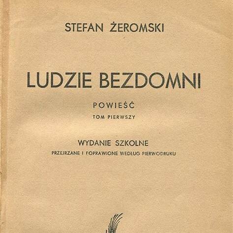 Strona tytułowa wydania "Ludzi bezdomnych". U góry widnieje nazwisko autora: Stefan Żeromski. Poniżej znajduje się tytuł utworu: "Ludzie bezdomni", zapisany prostą czcionką. Umieszczona jest również informacja o tomie - tom pierwszy. Na dole strony podano nazwę wydawnictwa: Warszawa, nakład Gebethnera i Wolffa. Układ graficzny jest oszczędny, bez ozdobników czy ilustracji. Tekst ułożony jest centralnie, w układzie pionowym.
