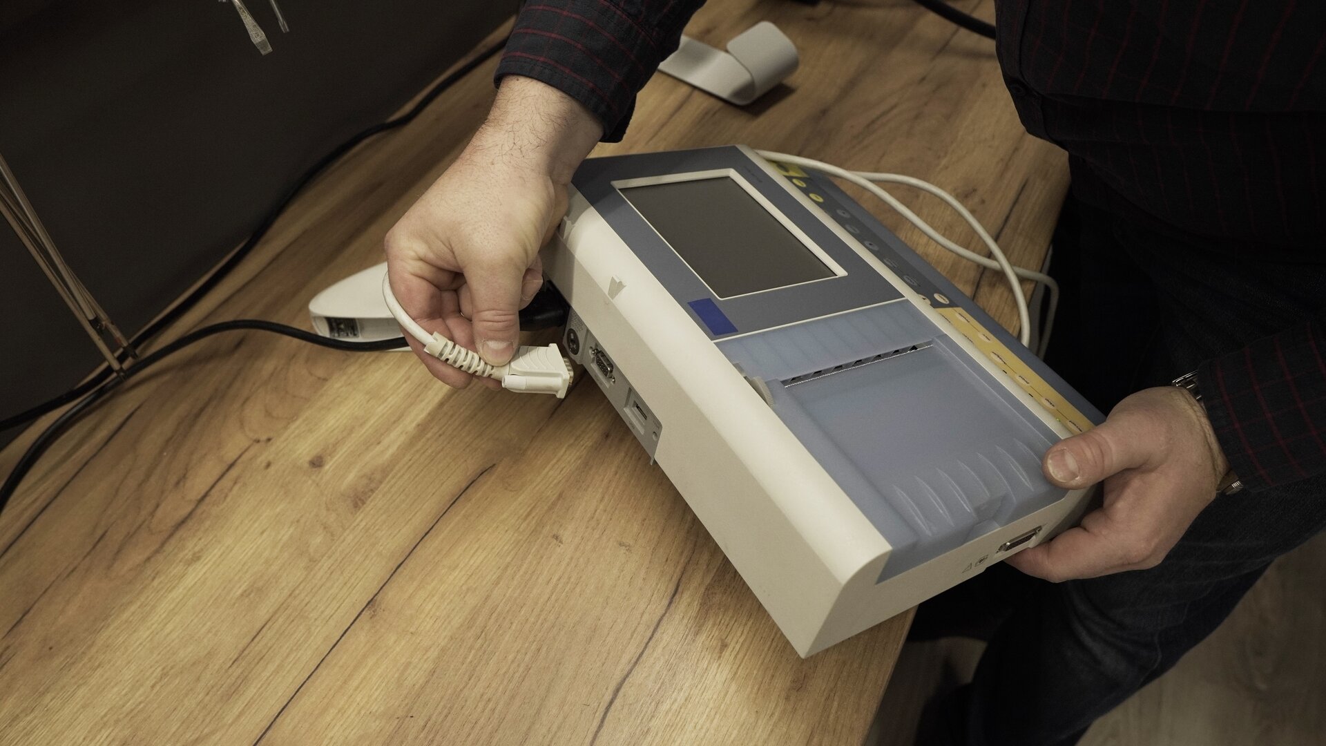 Zdjęcie przedstawia podłączenie przetwornika do złącza RS‑232 aparatu (spirometru).