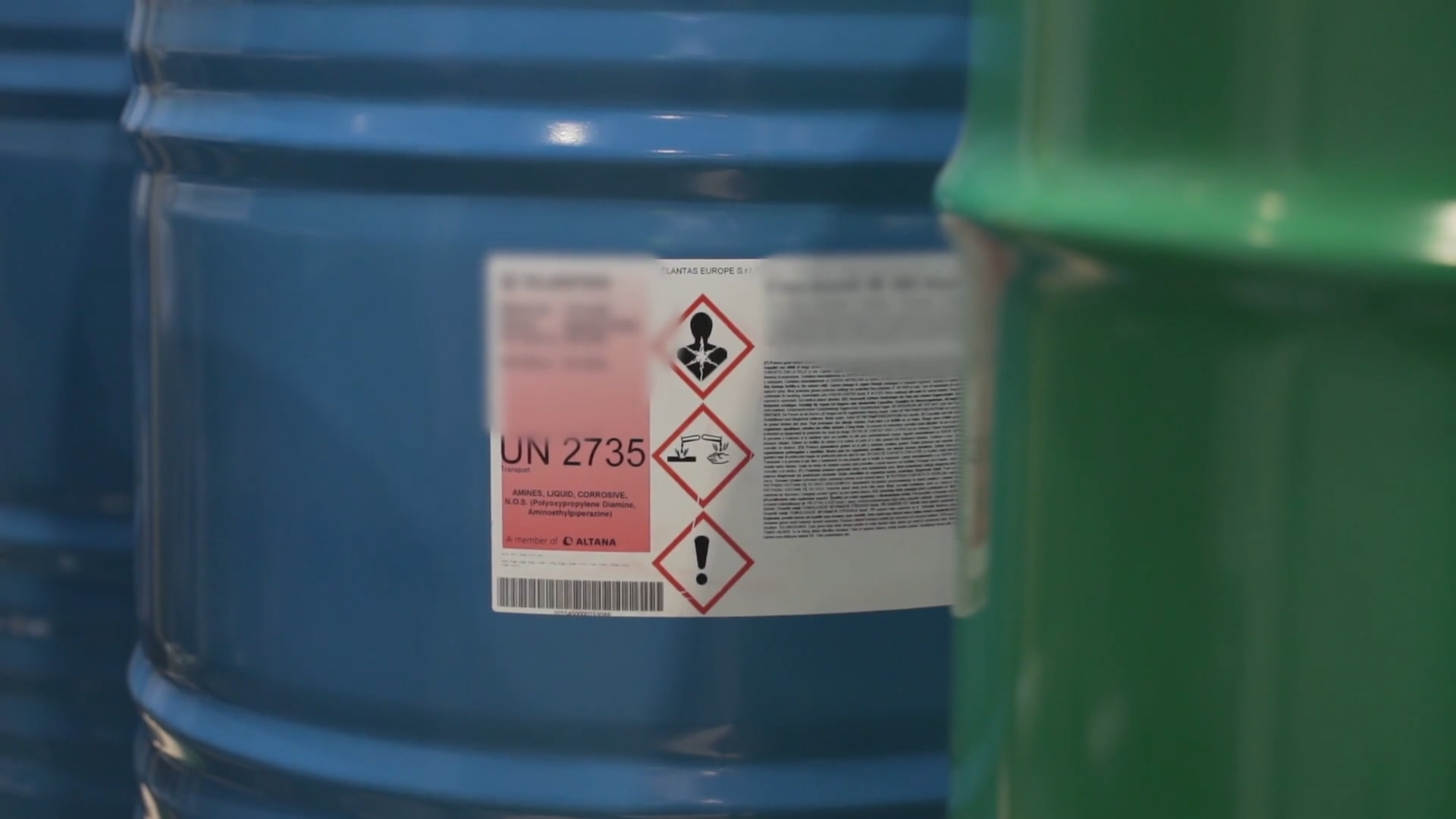 Grafika przedstawia znaki wskazujące na niebezpieczne dla ludzi i otoczenia cechy wyrobu w nawiasie na przykład materiały ciekłe zapalne, materiały trujące, materiały szkodliwe dla zdrowia, materiały promieniotwórcze, w celu zastosowania specjalnych środków ostrożności w czasie przechowywania, przemieszczania i użytkowania.