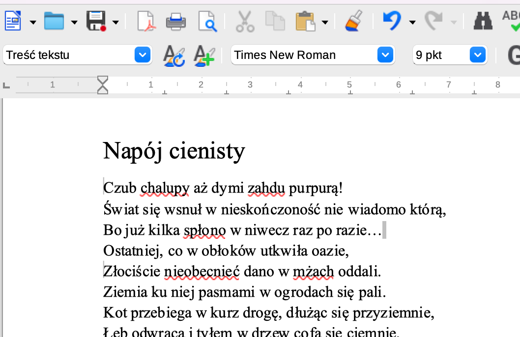 Ilustracja przedstawia zrzut ekranu. Widoczny jest fragment okna dialogowego z paskiem narzędzi. Poniżej paska jest tekst zatytułowany NapóŻj cienisty. W tekście na czerwono są podkreślone niektóre wyrazy, na przykład chalupy, zahdu, spłono, mżach, nieobecnieć. 