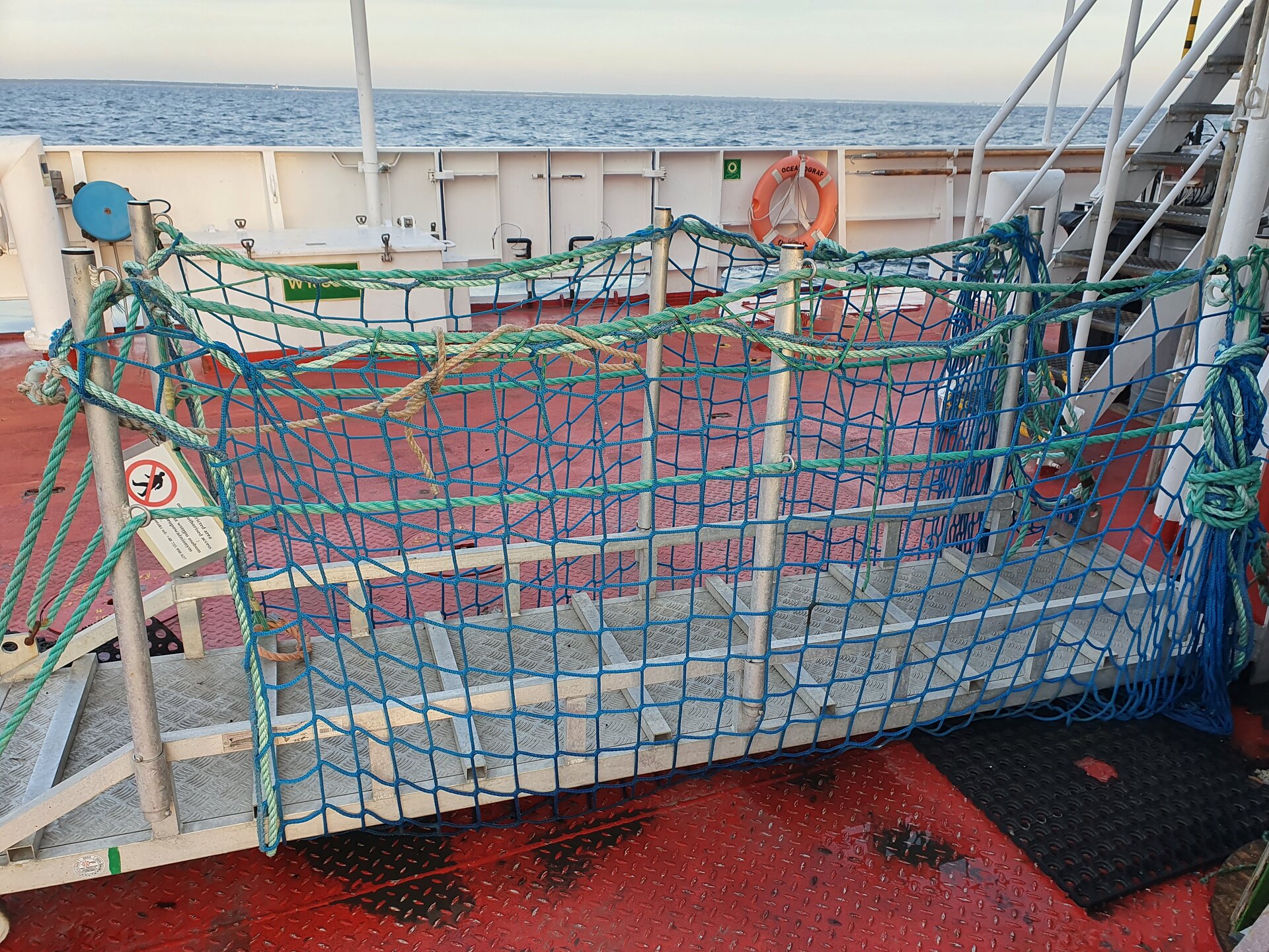 Zdjęcie przedstawia trap. Jest to platforma umożliwiająca przejście pomiędzy na przykład dwoma statkami.